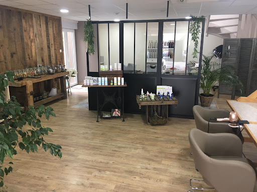 L’Impact Bénéfique des Produits Bio sur la Couleur et la Brillance des Cheveux