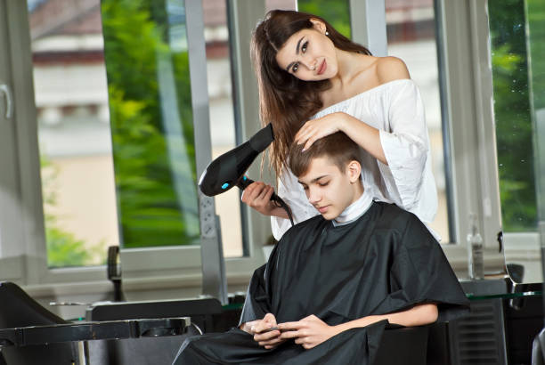 Comment un institut de coiffure à Lyon peut-il contribuer à la santé de vos cheveux ?